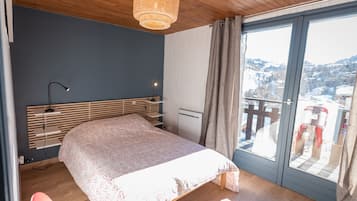3 bedrooms, soundproofing, travel crib