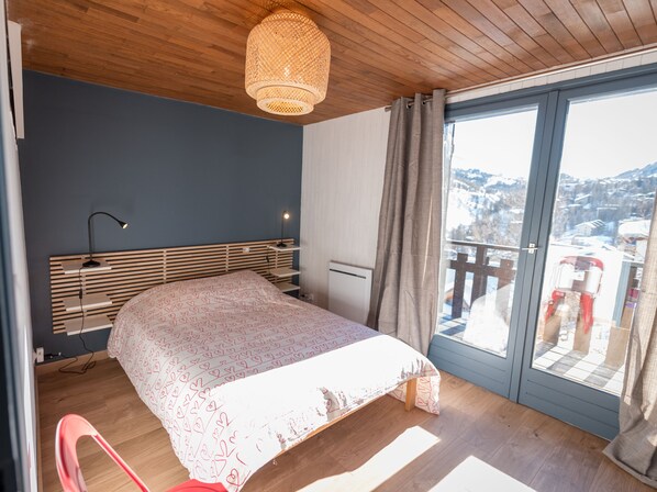 3 makuuhuonetta, äänieristys, vauvan matkasänky