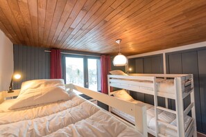 3 bedrooms, soundproofing, travel crib