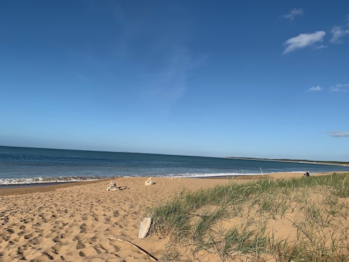 Maison d'architecte avec piscine chauffée, coeur de village, à 3 km des plages
