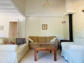 TV, DVD player, books, music library - Architect house with swimming pool, village heart, 3 km from the beaches (Saint-Georges-d'Oléron)
