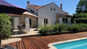 A house with a swimming pool, stone walls, and a patio with outdoor furniture. - Architect house with swimming pool, village heart, 3 km from the beaches (Saint-Georges-d'Oléron)