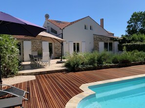 Een buitenzwembad en een verwarmd zwembad