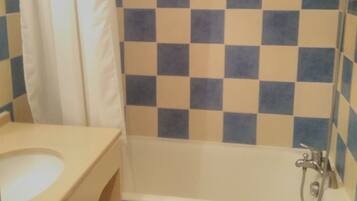 SĂšche-cheveux, savon, papier toilette