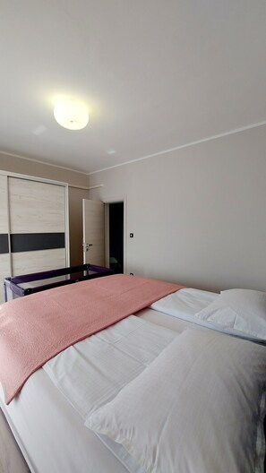 3 slaapkamers, een strijkplank/strijkijzer, wifi, beddengoed