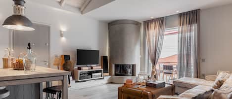Flat-screen TV, fireplace, stereo