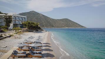 Rannalla, aurinkotuoleja