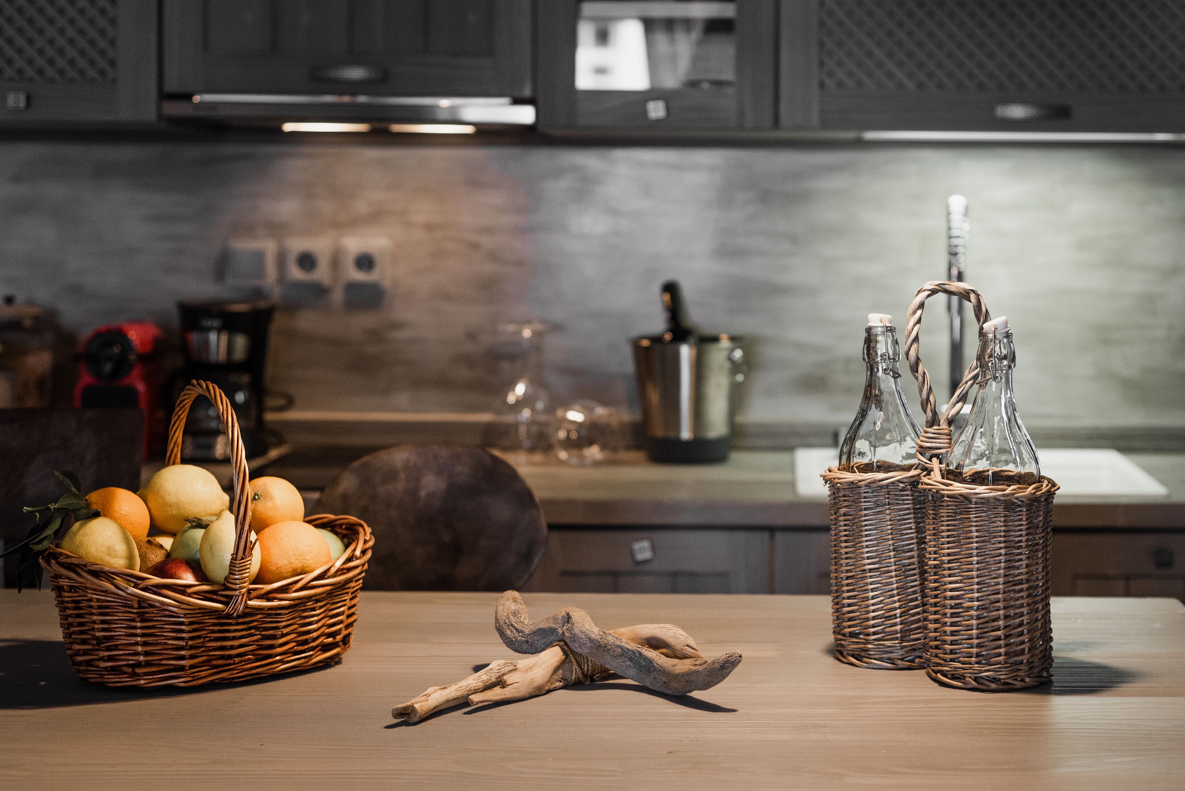 Jääkaappi, mikroaaltouuni, uuni, liesi