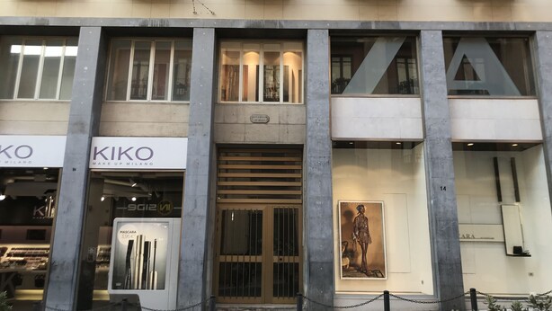 A building with storefronts labeled "KIKO" and "MAKE UP MILANO". - Alice's House Luxury Hospitality - Elevator & Fast Wi-fi (Siracusa)