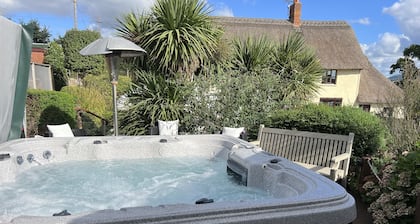Studio in the idyllic countryside 2 miles from the beach in Devon with Hot Tub