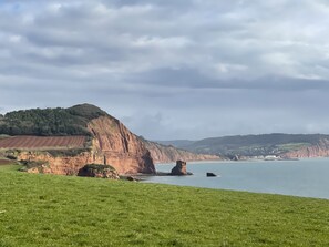 المنطقة المحيطة بالمنشأة