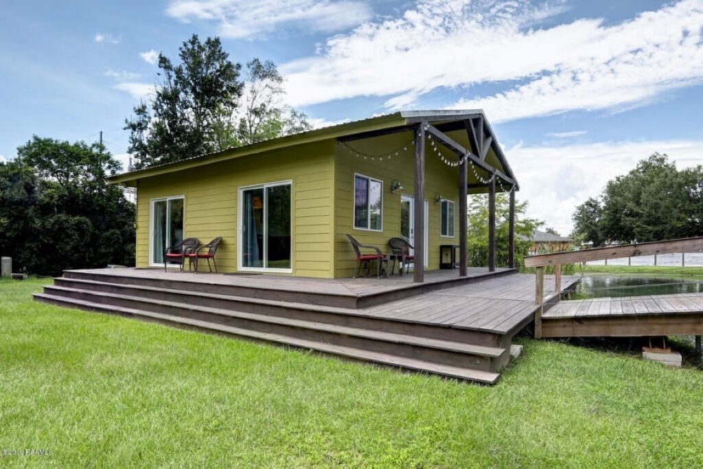Cottage on a pond, walking distance to everything Cajun!