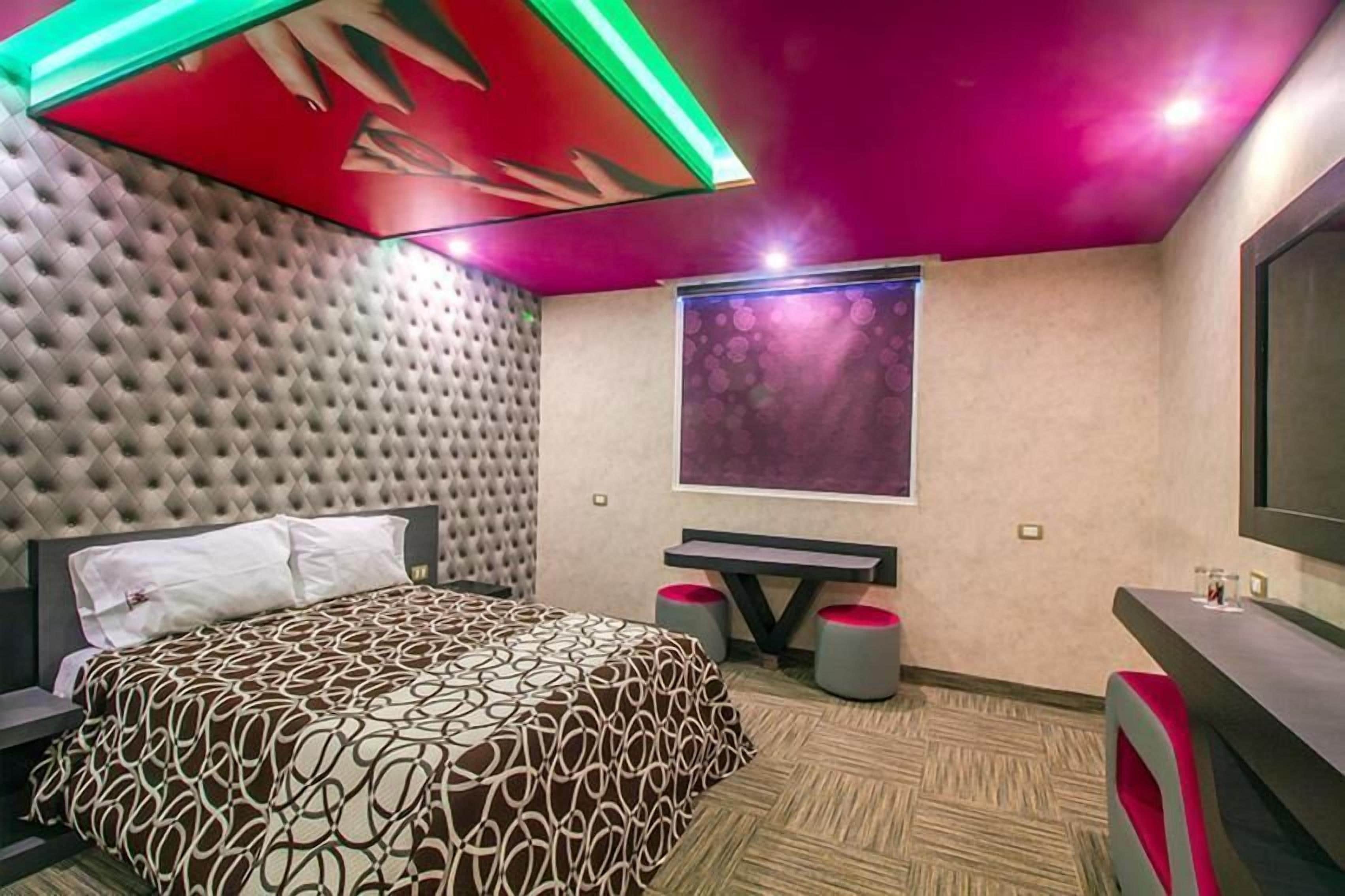 room, 1 king bed | individually decorated, individually furnished, desk, soundproofing