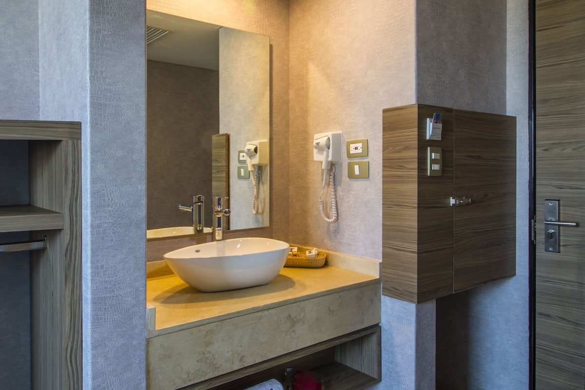 room, 1 king bed | bathroom amenities | shower, rainfall showerhead, towels