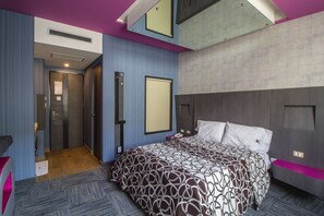 Quarto, 1 cama King | Individualmente decorados, individualmente mobiliados, escrivaninha