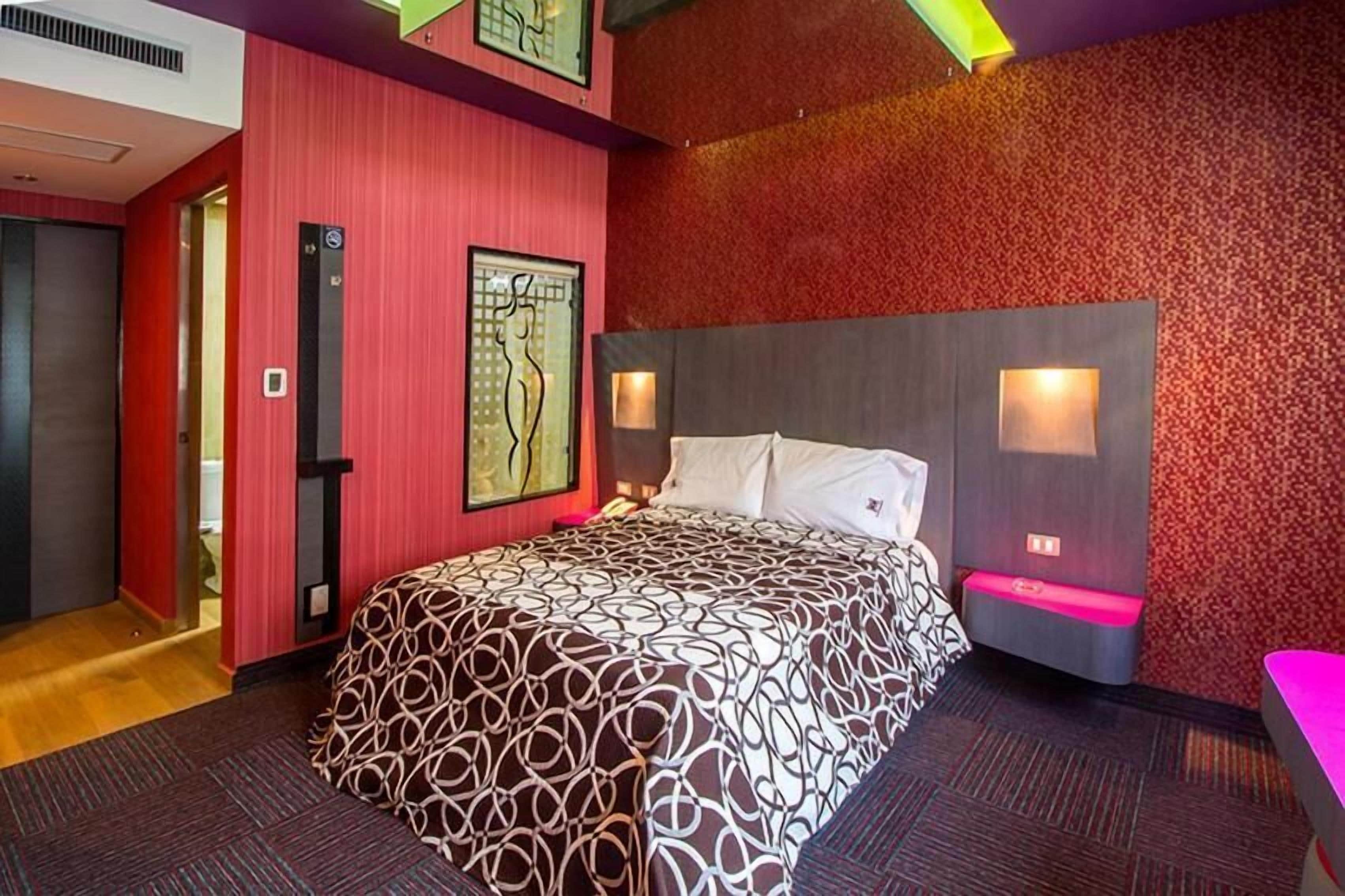 individually decorated, individually furnished, desk, soundproofing