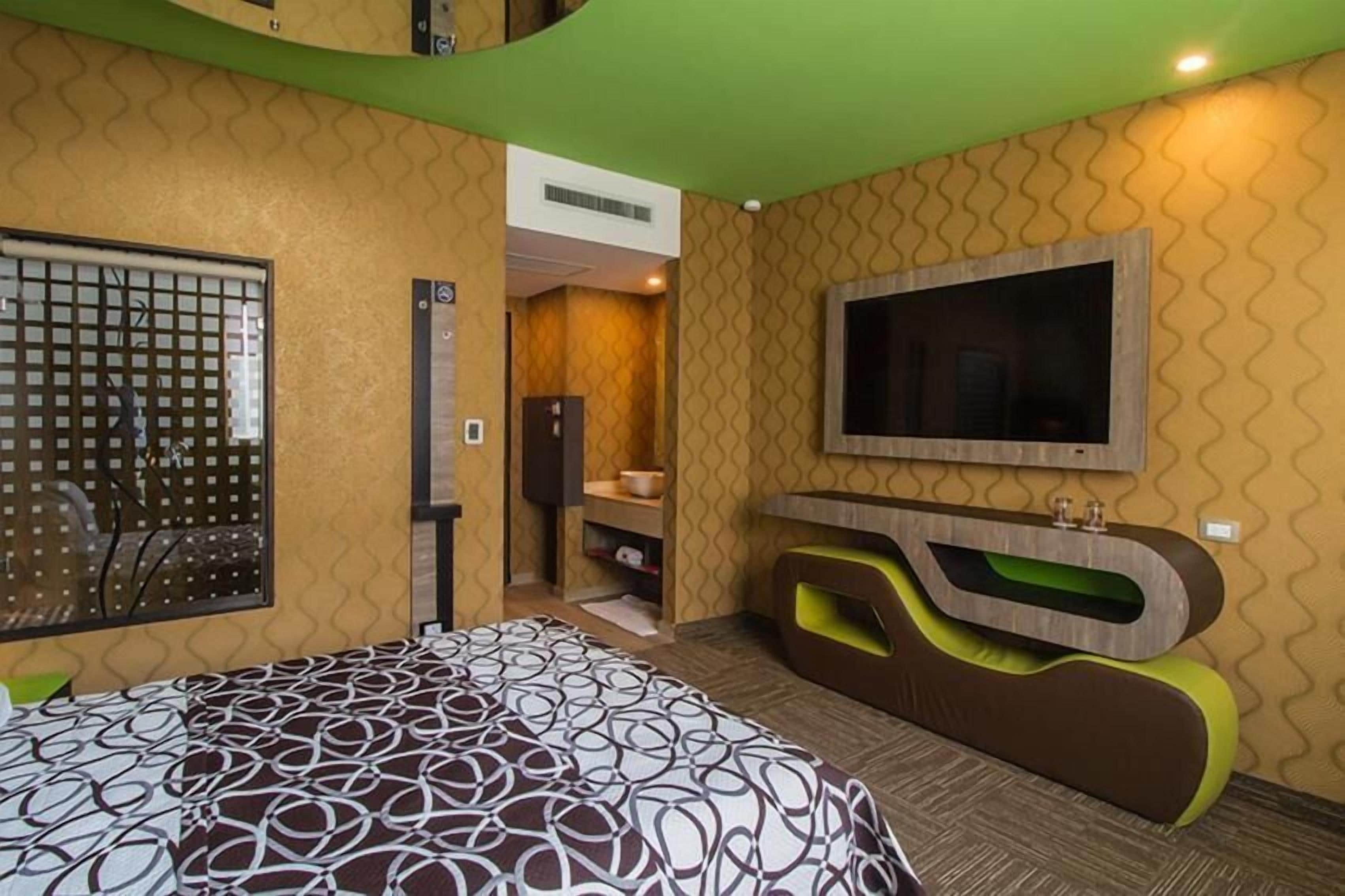 individually decorated, individually furnished, desk, soundproofing