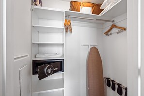 Ein begehbarer Kleiderschrank mit Regalen, Kleiderstangen und einem Stauraum.
