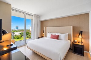 Room - Panoramic bay views meet modern elegance in this 1-bedroom retreat (Hollywood)