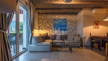 Flat-screen TV, fireplace, stereo