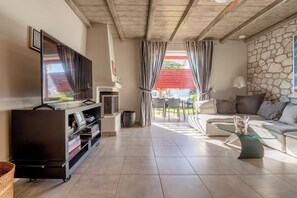 Una televisión de pantalla plana, una chimenea, un reproductor estéreo