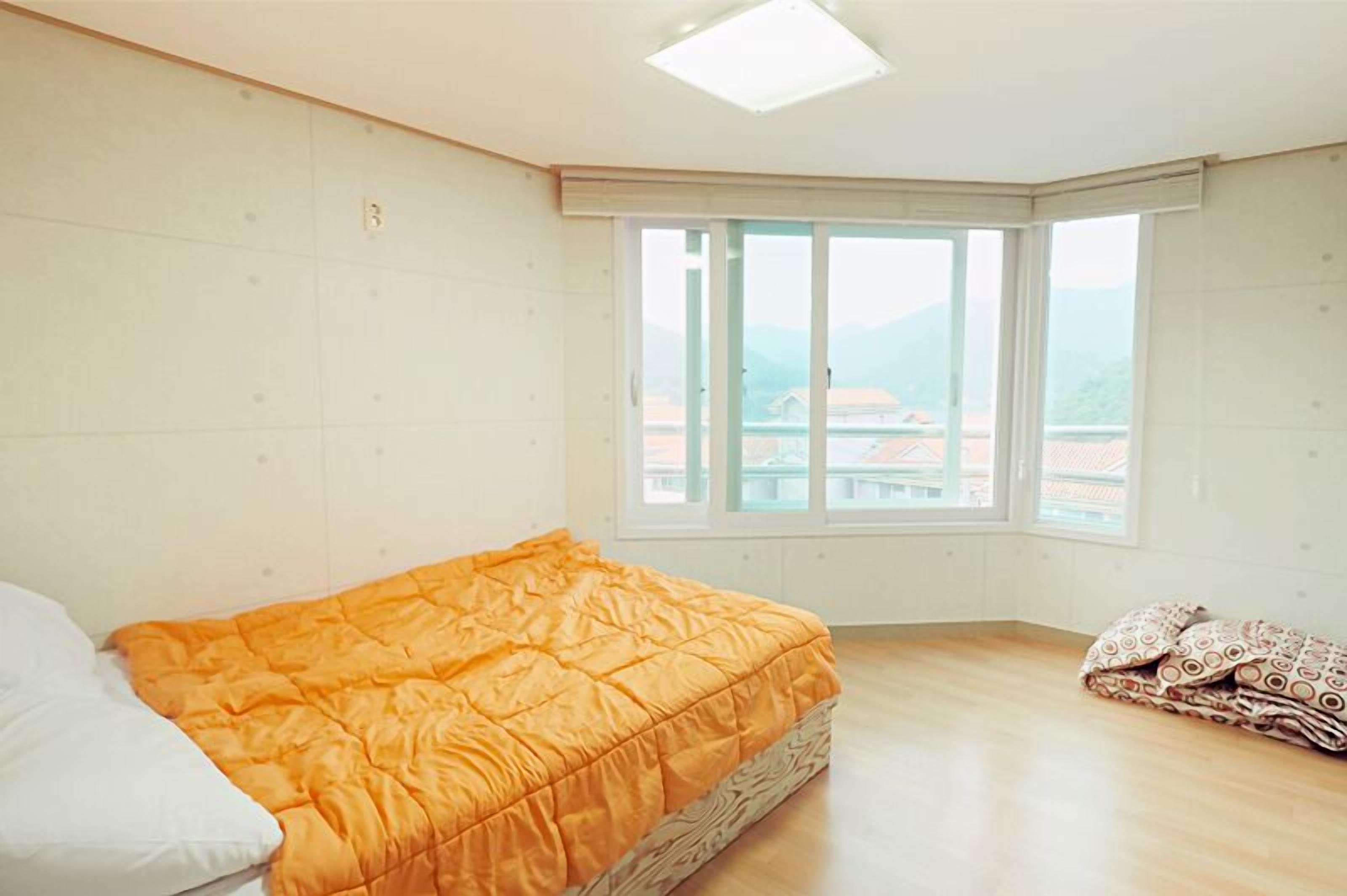 5F - 필스너 (침대) | 책상, 암막 커튼, 무료 WiFi, 침대 시트