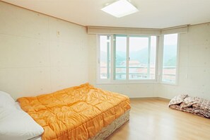 Escritorio, cortinas blackout, wifi gratis y ropa de cama 