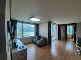 1F - Asahi (Bed) | Desk, blackout drapes, free WiFi, bed sheets