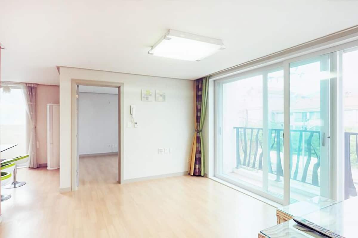 1F - Kloud (Bed) | Living area | Flat-screen TV, heated floors