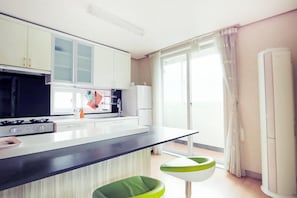 1F - Kloud (Bed) | Private kitchen | Rice cooker, cookware/dishes/utensils - Applelodge (Gapyeong)
