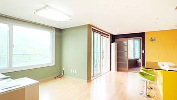 5F - Hoegaarden (Bed) | Living area | Flat-screen TV, heated floors