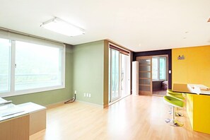 5F - Hoegaarden (Bed) | Living area