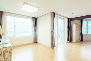 1F - Asahi (Bed) | Desk, blackout drapes, free WiFi, bed sheets - Applelodge (Gapyeong)