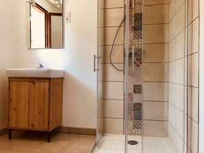 Shower, towels