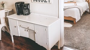 A room with a white desk, a coffee maker, and a sign that reads "Farmers Market". - Home with gated driveway near River & Downtown (Grants Pass)