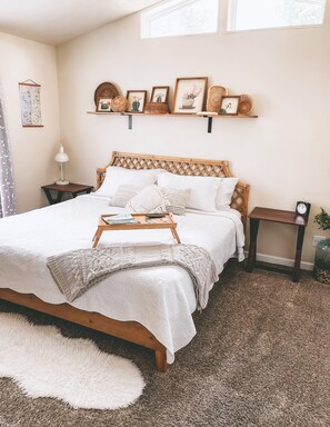 3 bedrooms, iron/ironing board, travel cot, free WiFi - Home with gated driveway near River & Downtown (Grants Pass)