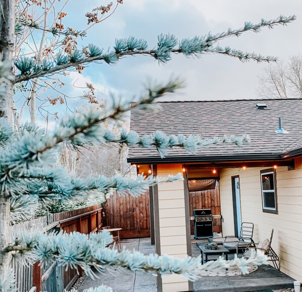 Terrace/patio - Home with gated driveway near River & Downtown (Grants Pass)