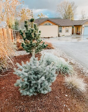 Property grounds - Home with gated driveway near River & Downtown (Grants Pass)