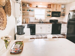 Fridge, microwave, oven, stovetop - Home with gated driveway near River & Downtown (Grants Pass)