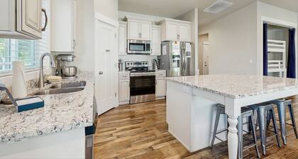 Modern, spacious home w/access to shared pool - close to Bear Lake State Park