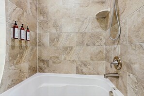 Kostenlose Toilettenartikel, Haartrockner, Handtücher