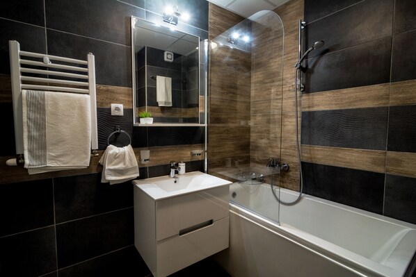 Apartment | Bathroom | Bathtub, free toiletries, hair dryer, slippers - Apartments in the center with parking (Niš)