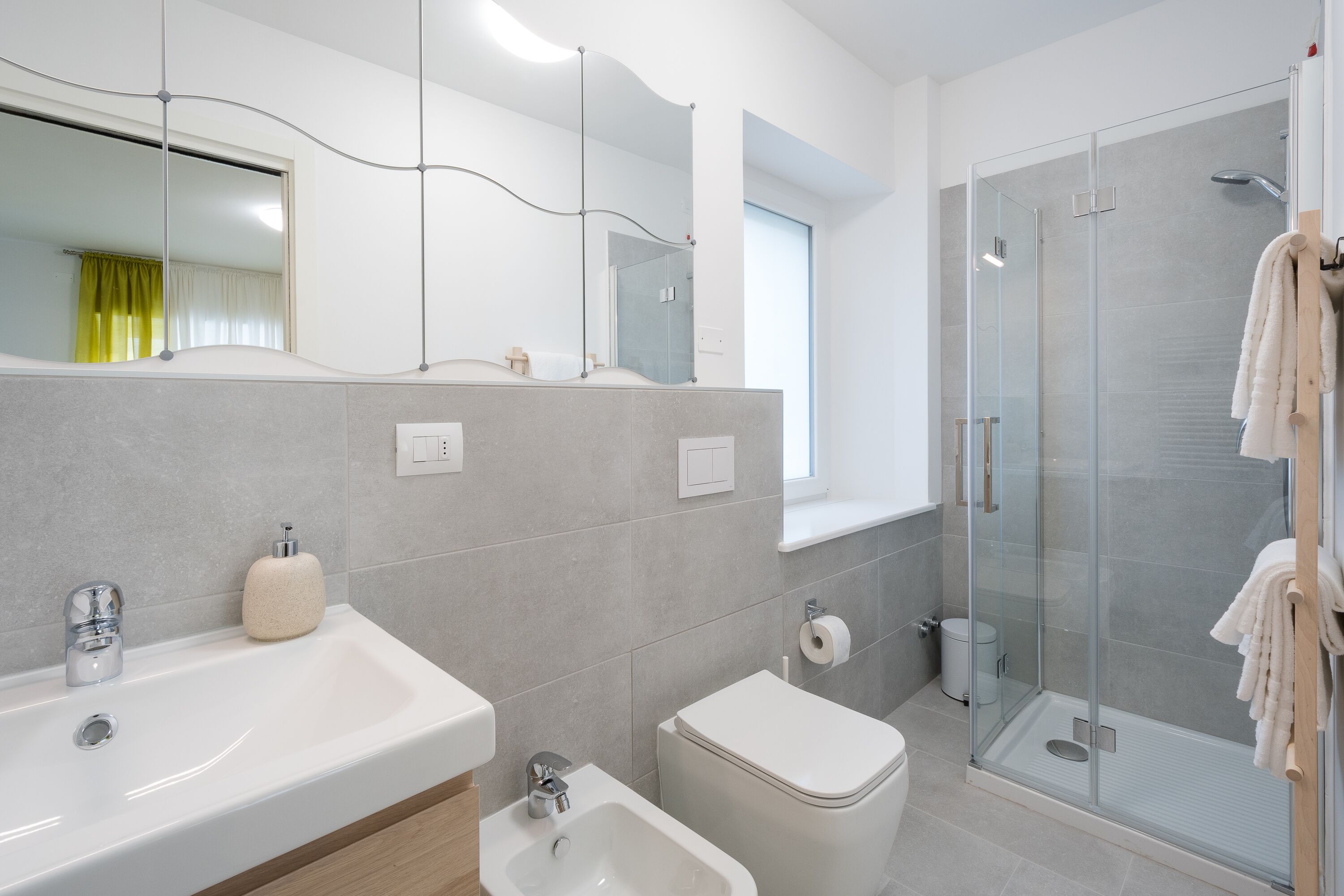 Chambre Triple (Porta Cividale) | Salle de bain | Douche, douche à « effet pluie », sèche-cheveux, peignoirs