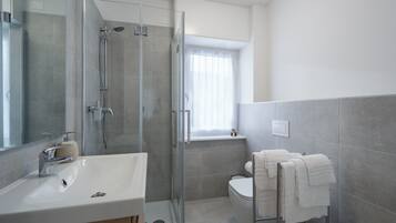 Quadruple Room (Porta Udine) | Bathroom | Shower, rainfall showerhead, hair dryer, bathrobes