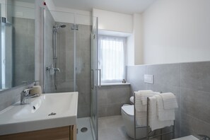 Quadruple Room (Porta Udine) | Bathroom