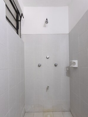 Quarto standard, 2 camas de casal | Chuveiro