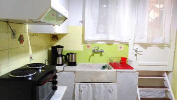 Fridge, microwave, oven, coffee/tea maker