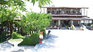 A hotel with a traditional architectural style, featuring a balcony and a sign that reads "HOTEL NACEL". - Hotel Kaceli (Berat)