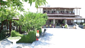 Vista frontal de la propiedad