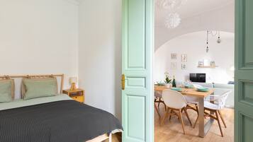 3 slaapkamers, een strijkplank/strijkijzer, gratis wifi, beddengoed